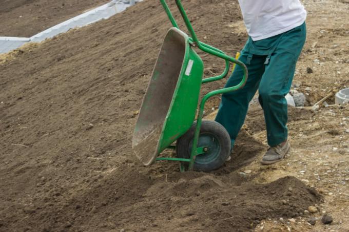 Ker so delavci migranti prišli kopati svoj vrt in koliko so prosili za delo