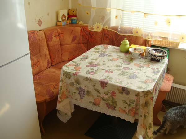 Glavna pomanjkljivost kota s kvadratno mizo je, da zavzame veliko prostora, za majhno kuhinjo je to ključnega pomena