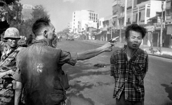 Vietnamski officer poganjki voenoplennogo.