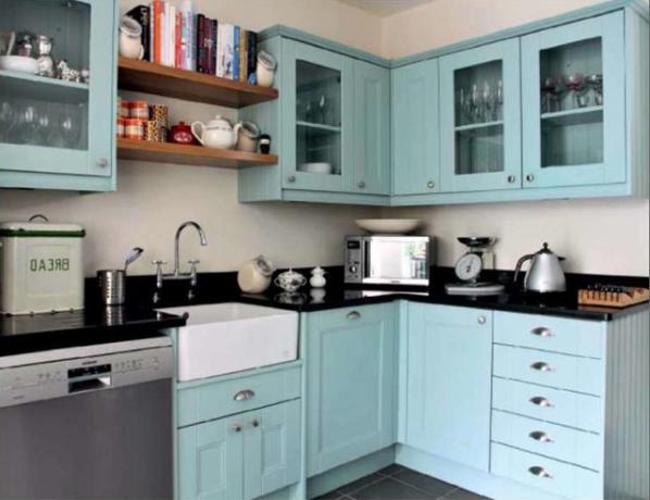 Mat črni pulti in "kovinski" v dekorju gospodinjskih aparatov harmonično dopolnjujejo modro pohištveno paleto
