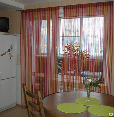 Dekoracija oken z balkonom v kuhinji z bombažnimi zavesami