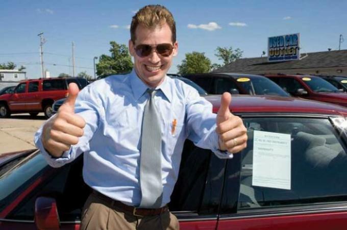 Prodajalec avtomobilov je lahko "vtyuhat" vseh clunkers. | Foto: elementsofrest.com.