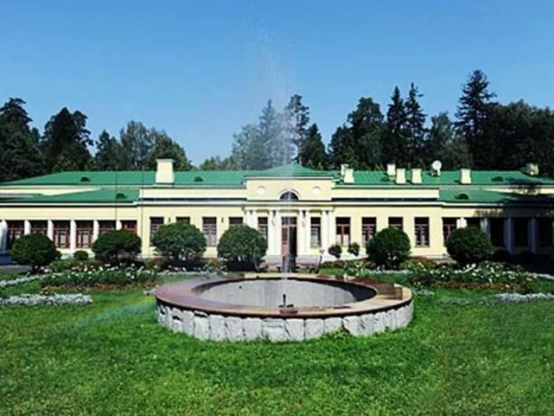 Počitniška hiša v Semenov o naročilih Andropov prebarvali v svetlih barvah, vendar je bilo zeleno v času Stalina. | Foto: diletant.media.