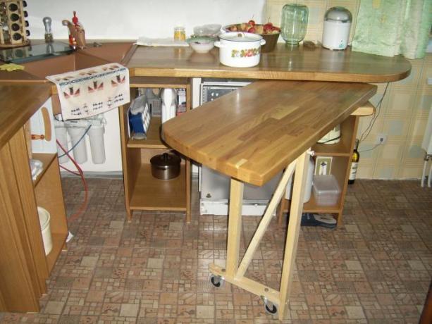 Na fotografiji - izvlečna miza v majhni kuhinji