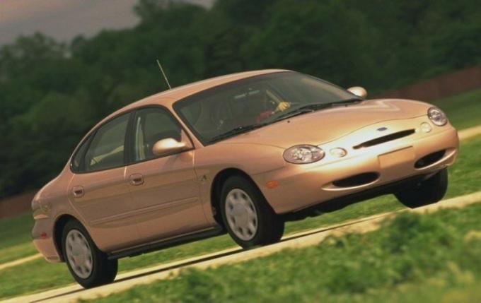 Ford Taurus v letu 1996 niso razlikovale privlačen videz. | Foto: cheatsheet.com.