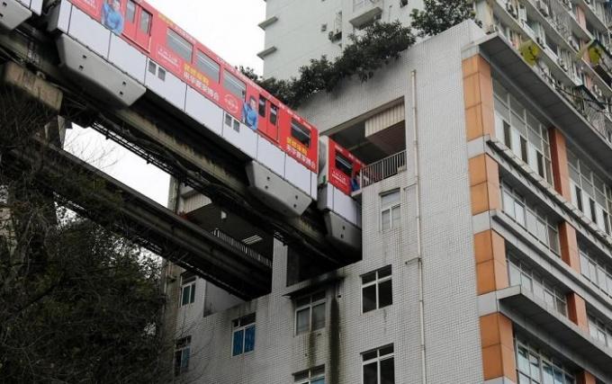 V kitajskem mestu Chongqing vlakov teči po hiši.