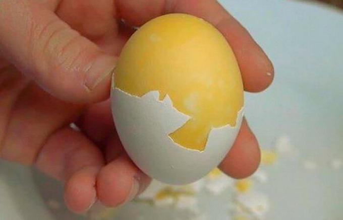 Kako zavre jajce rumenjak ven.