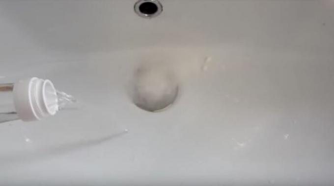 Kako hitro očistiti umivalnik, ko je voda prenehala Izjaloviti