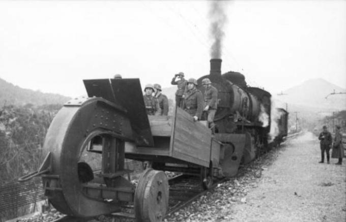 Zakaj Nemci v drugi svetovni vojni je bila pritrjena na vlakih velike kljuke.