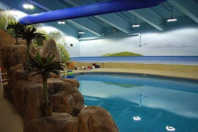 V podzemnem hostlu se nahaja tudi bazen. | Foto: odditycentral.com.