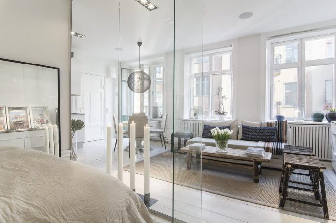 Kuhinja na hodniku in spalnica za steklo: odnushka 34 m² z netipično obliko