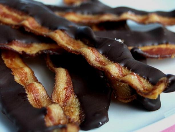 -Čokolada pokrita slanino. | Foto: Reddit.