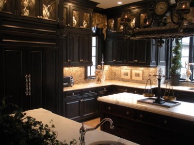 Črno pohištvo daje kuhinji notranjost eleganco in trdnost