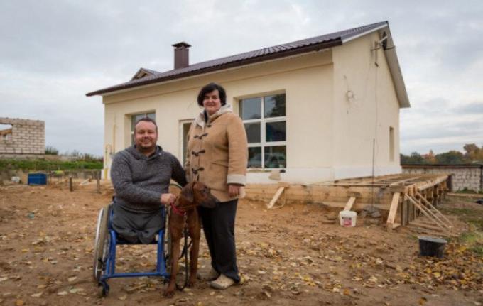 Belarusian invalidski voziček študiral video posnetke na Youtube in uredil staro trgovino v hiši