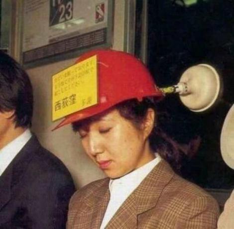 Japonci so pogosto tako utrujena, da sem zaspal še stoji v javnem prometu. / Foto: humourdemecs.com