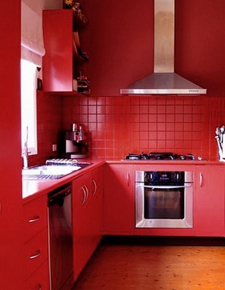 rdeča barva v notranjosti kuhinje