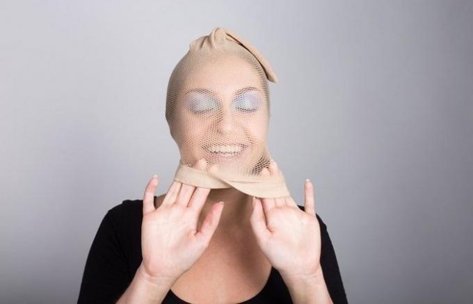 Make-up trikov: Girlfriends zvit v templju, je zagledal dekle z nogavico na glavi