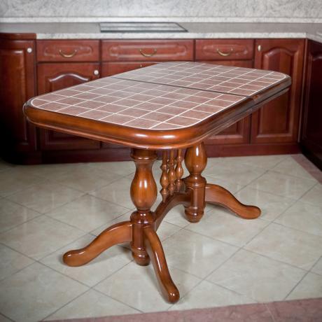 Kuhinjske mize s keramičnimi ploščicami (36 fotografij): DIY video navodila za vgradnjo, cena, fotografija