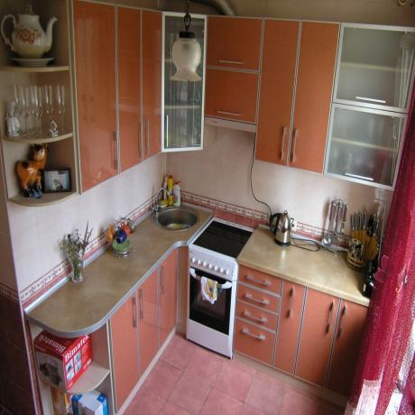 Kako opremiti majhno kuhinjo (45 fotografij) 5 kvadratnih metrov z lastnimi rokami: video navodila za ureditev majhne kuhinjske sobe, fotografija in cena