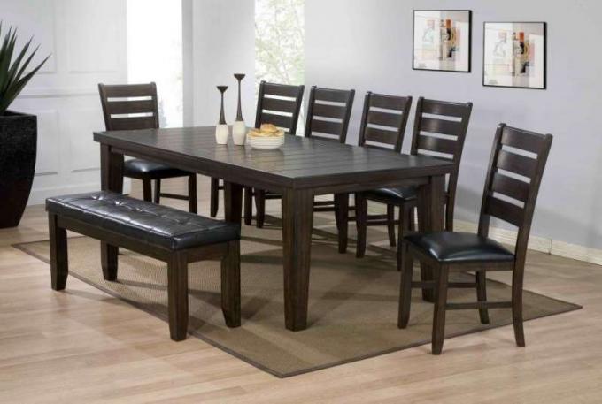 Mize in stoli iz lesa za kuhinjo morajo imeti splošno teksturo, da ne kršijo slogovne ideje