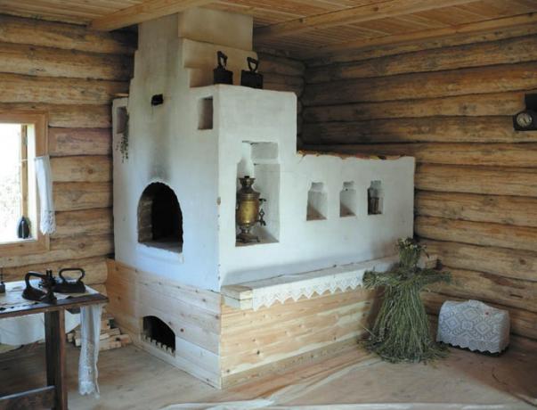 Starinska ruska peč z ležalnikom in nišami na leseni rešetki