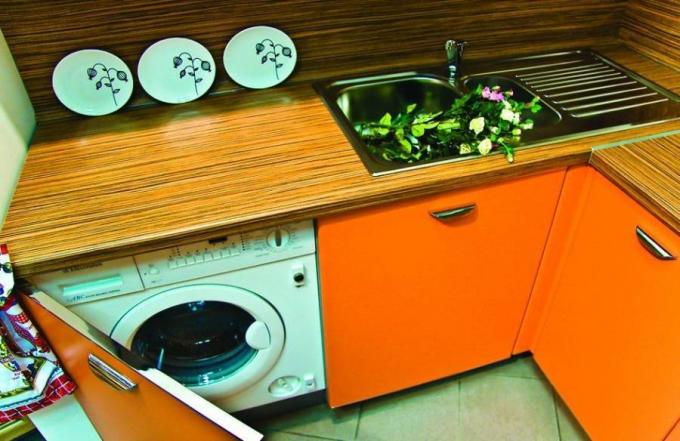 Pralni stroj v kuhinji pod pultom
