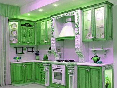 Zeleno kuhinjsko pohištvo s smaragdnim odtenkom