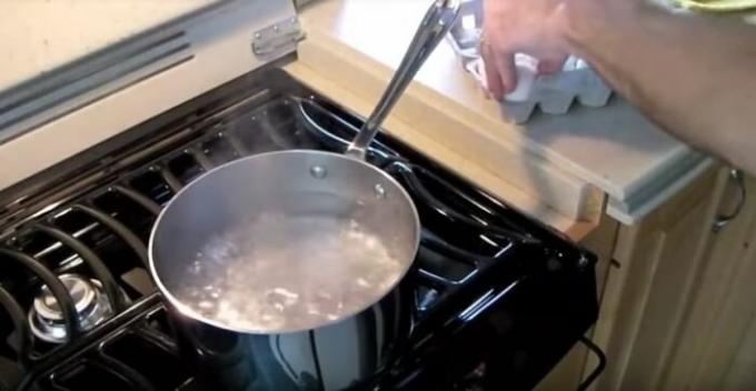 Ljudska način za kuhanje jajc v lupini splezal dol brez težav