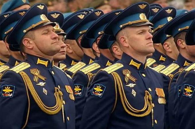 Zavihki na uniformi novega uradnika: kaj pomenijo