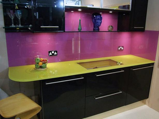 Črna in vijolična kuhinja ima zelo eleganten videz, v nekaterih notranjostih pa je lahko videti agresivno.