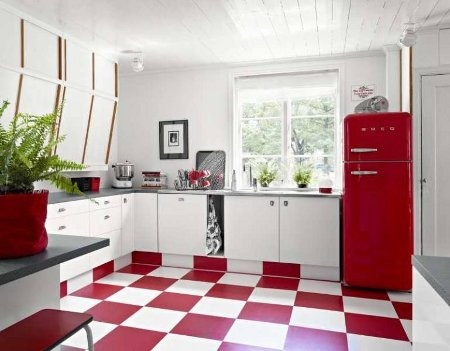 rdeča kuhinja z belo
