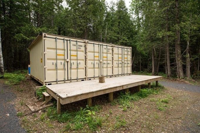 Kanadski obrtnik zgradili samozadostno hišo posode.