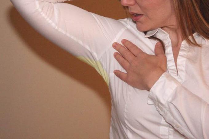 čiščenje Domov suho: kako priti znoj madeže na belih oblačilih