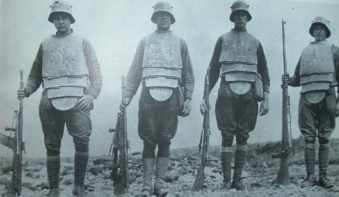 Nemški stormtroopers v oklep jarka z brzostrelkami in puškami, 1918.