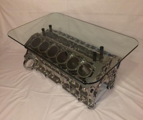 Motor blok motorja Jaguar V12, ki je izdelana iz modi in praktični tabeli.