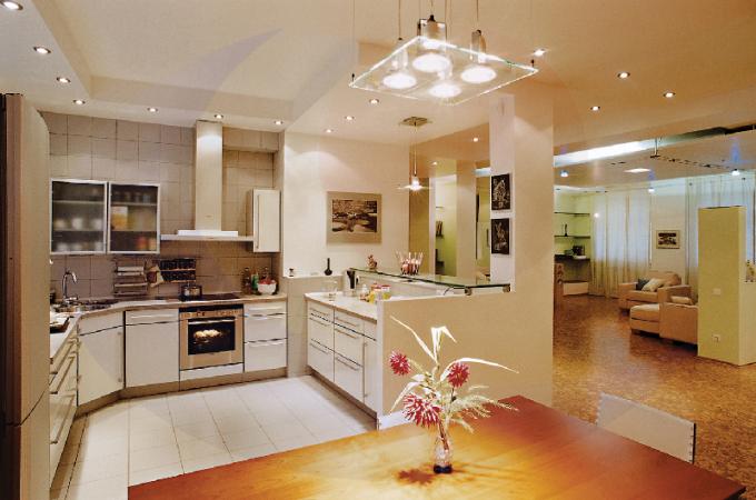 Možnost okrasitve stropov v kuhinji s kombinirano razsvetljavo