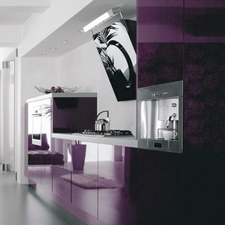Spektakularno temno vijolično pohištvo v visoki tehnologiji