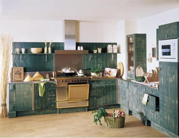Fasada kuhinje je izdelana iz plastike, prevlečene z barvnim lakom, ki posnema starinsko pohištvo.