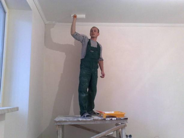 Na fotografiji - kako barvati strop v kuhinji z lastnimi rokami.