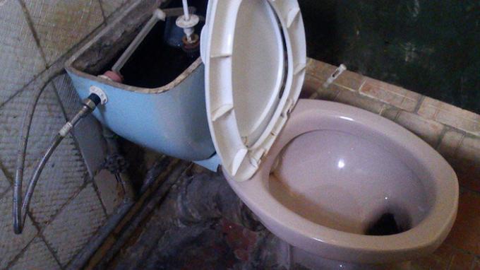 Sovjetska WC: nesmiselno in neusmiljeno?