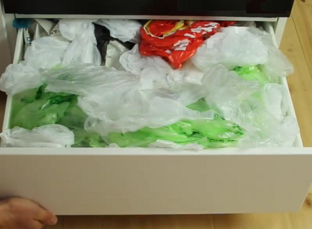 Kako se znebiti škatle s plastično vrečko in paket s paketom.