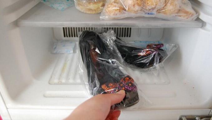 Zamrznitev čevljev v hladilniku. oglas