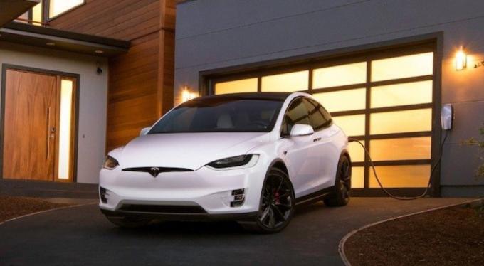Tesla Model X 2016. Foto: cheatsheet.com.