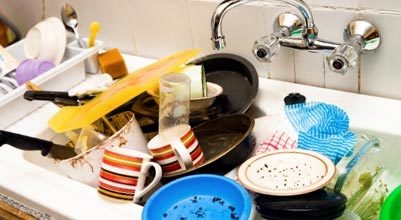 Umivalnik malomarne gospodinje je vedno posut z umazano posodo, tako kot na tej fotografiji.