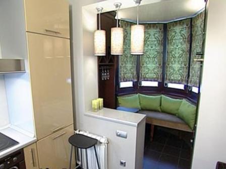 Kuhinja v kombinaciji z balkonom daje dodaten prostor za jedilno mizo ali prostor za sedenje.