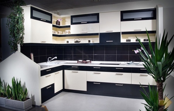 Kotna črno-bela kuhinja - sveže note v strogi notranjosti