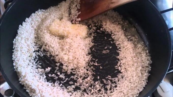 Preden se kuhanje riža lahko pečeno v ponvi ali v ponvi.