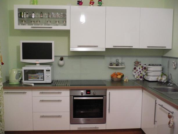 Fotografija prikazuje poceni modularno kuhinjo.