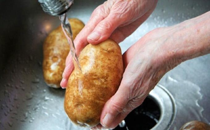 Postopek krompir kuhamo hitreje včasih brez običajnih loncih