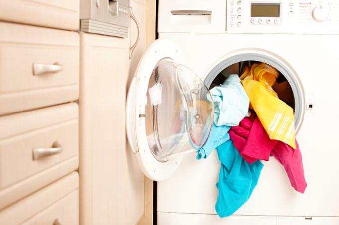 Zakaj med pranjem potrebujemo mokro krpo v stroj-stroj: trik iz izkušenih gospodinj